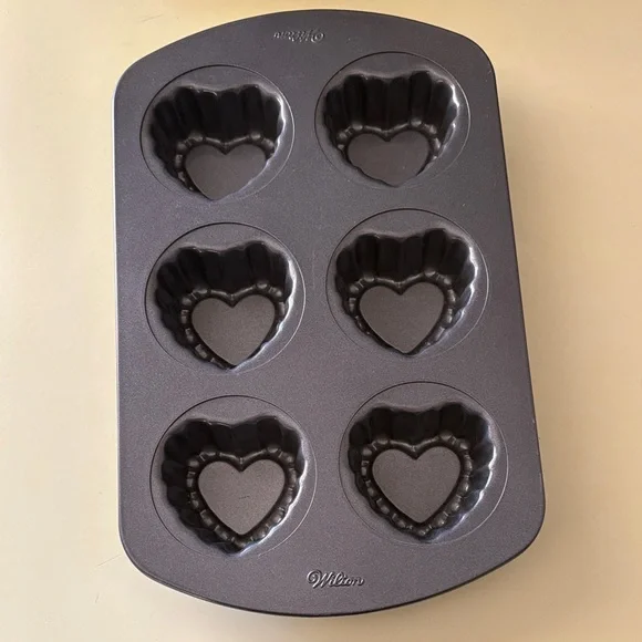 Wilton cupcake heart shaped baking pan - Picture 1 of 4
